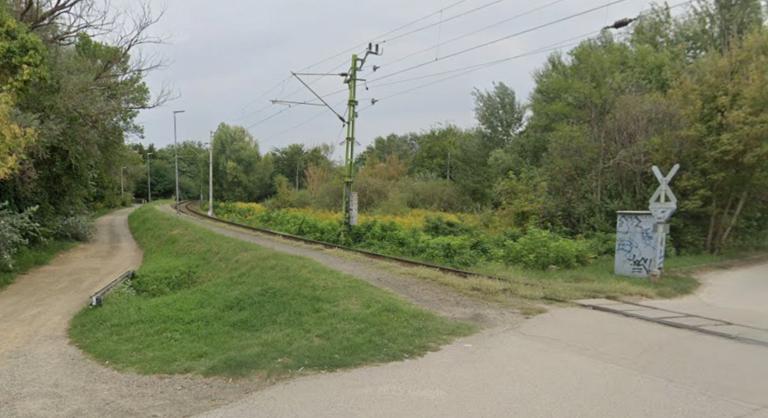 Sokkoló eset Veresegyházon: eszméletlen férfit találtak a sínek között