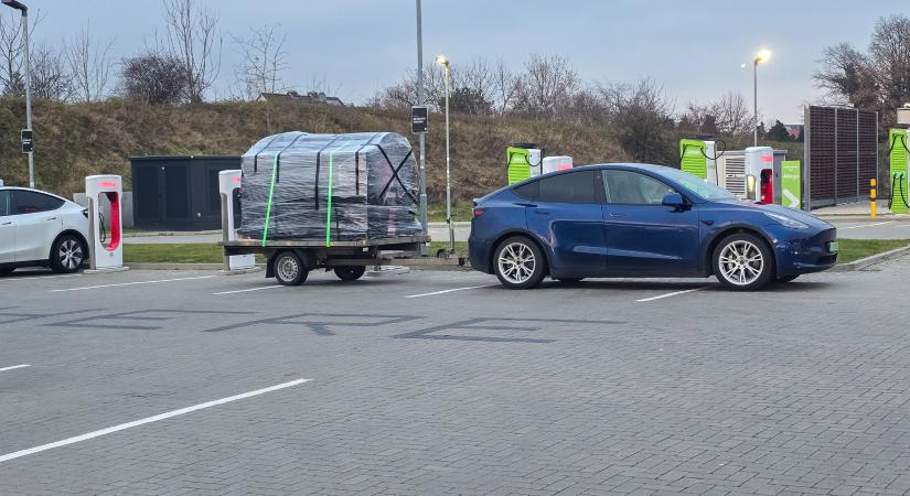 Vontatás Tesla Model Y-nal 2600 km-en át – mennyit számít egy extra tonna?
