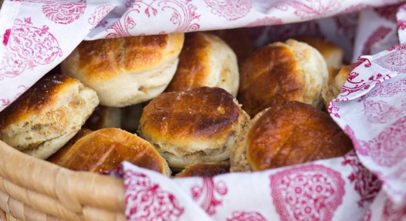 Túrós pogácsa szalonnával gyúrva: hihetetlenül puha a tésztája