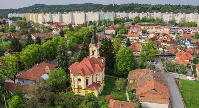 Ilyen volt Magyarországon lakni 2025-ben: növekvő lakásárak, túlzsúfoltság, lakhatási szegénység