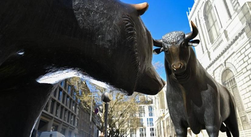 Őrületes hullámvasúton az ezüst és az arany árfolyama, stagnálva várja az év végét a részvénypiac