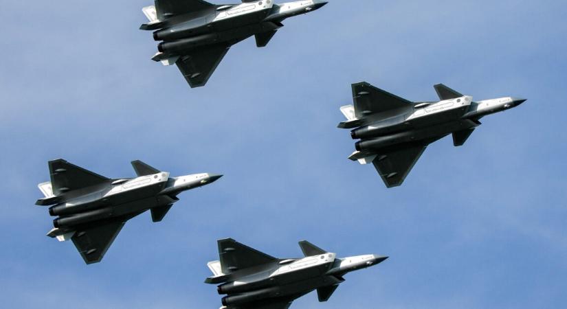 Megindult a kínai hadsereg – monumentális tűzerőt vonultatnak fel