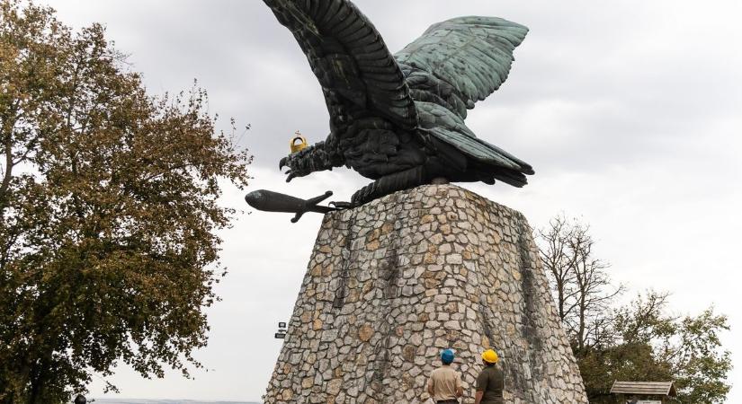 Ez volt 2025: a hónap, amikor a Turul-szobor megtréfálta Tatabányát