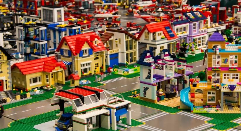 Kétmillió építőkocka egy helyen: a Harry Potter és a Csillagok háborúja karakterei, valamint Marvel szuperhősök is bemutatkoznak