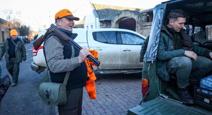 Fegyvert fogtak, hogy a beteg gyermekeken segíthessenek (videó)