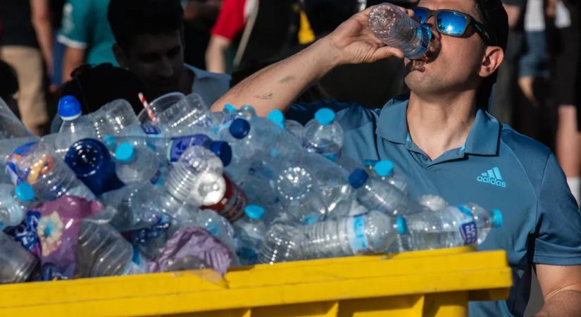 Az átlagosnál háromszor több mikroműanyagot nyel le az, aki rendszeresen iszik palackozott vizet