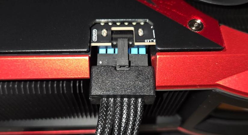 Rosszul pozicionált tápcsatlakozó miatt nem lehet használni az ASUS egyik 4000 dolláros jubileumi videokártyáját
