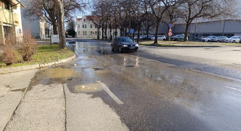 Csőtörés miatt dőlt a lé az utcán (videó)