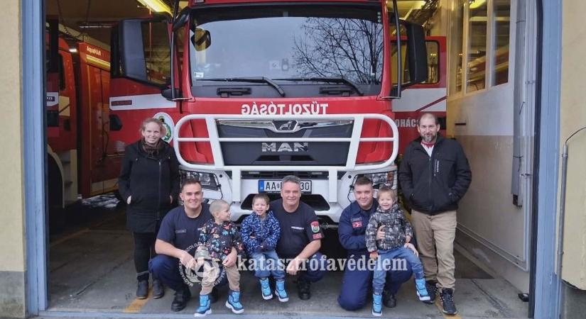 Megható karácsonyi meglepetés a baranyai tűzoltóknál (FOTÓ)