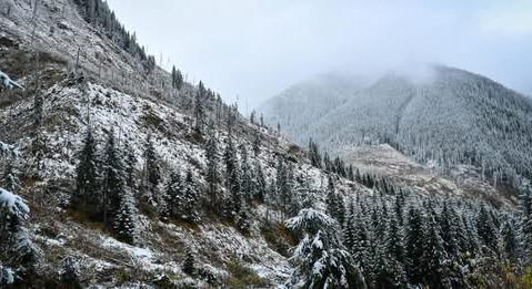Romániában turisták rekedtek a Fogarasi-havasokban az erős szél miatt