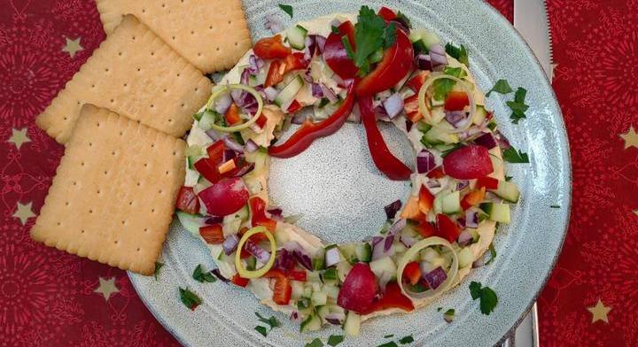 Különleges hummuszkoszorú friss zöldségekkel: ünnepi előételnek is tökéletes