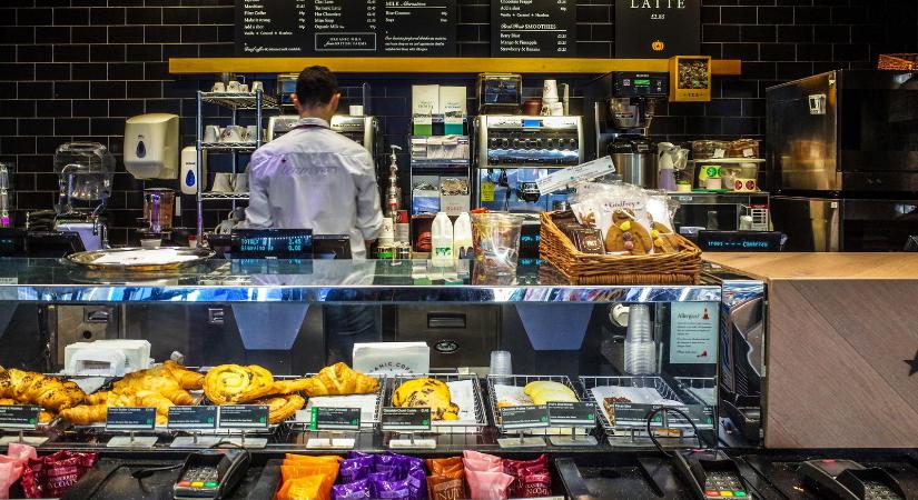 Kegyetlenül megalázták a vendéget a népszerű gyorsétteremben, vállalhatatlanul viselkedett a személyzet