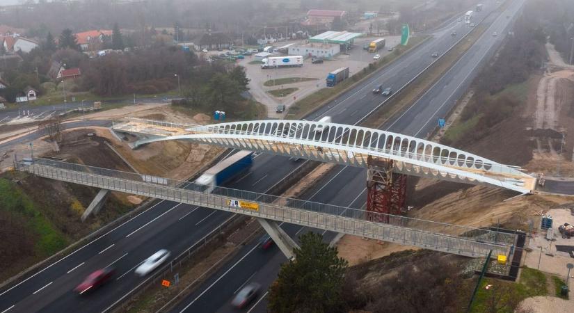 Lenyűgöző híd épül az M7-es felett – itt meg is nézhetjük