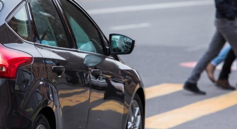 Vezetés közben élőzött a TikTokon az influenszer: akkor sem lassított, amikor hirtelen elé került egy gyalogos