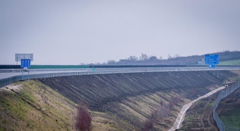 Kedden délután nyílhat meg a forgalom előtt az M30-as autópálya lezárt szakasza