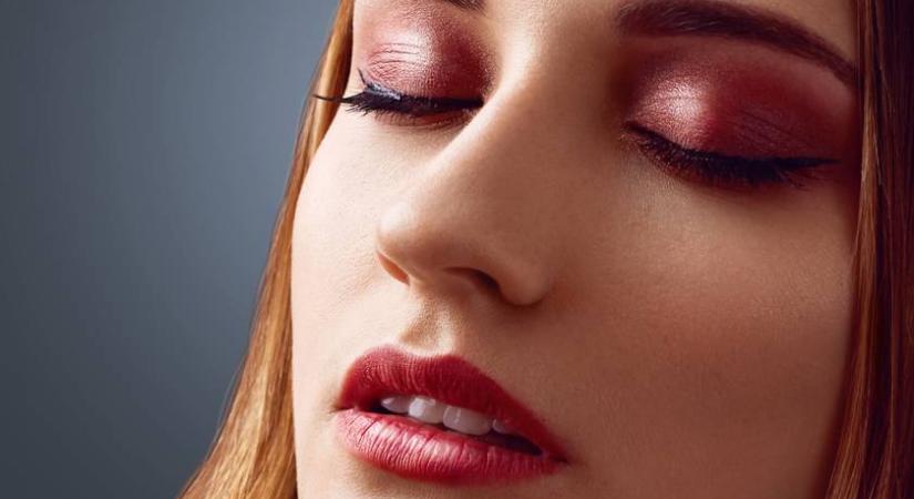 Ez a szemsmink ellenállhatatlanná varázsolja a tekintetet: ilyen könnyen elkészíthető