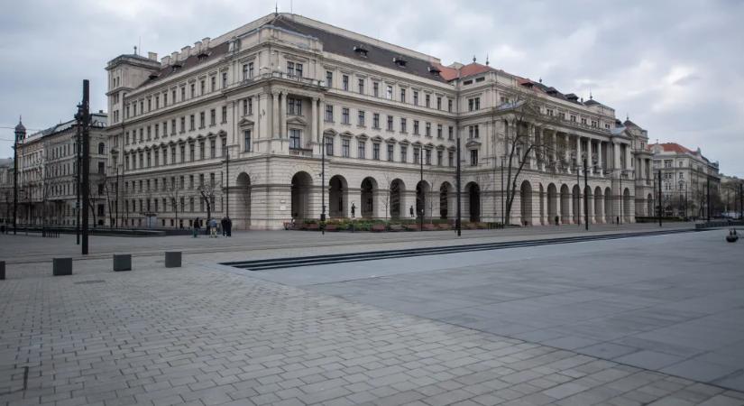 Több mint egy évvel elhúzódhat a Kossuth tér legöregebb palotájának felújítása