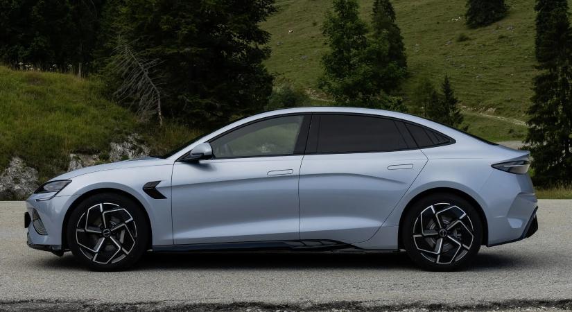 Hivatalos: Kínában betiltották ezt a veszélyesnek ítélt autóipari megoldást!