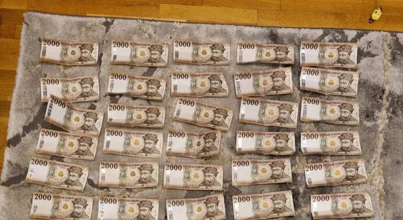 Beterítette a szőnyeget a pénz: rácsok mögött Tivadar és a neje