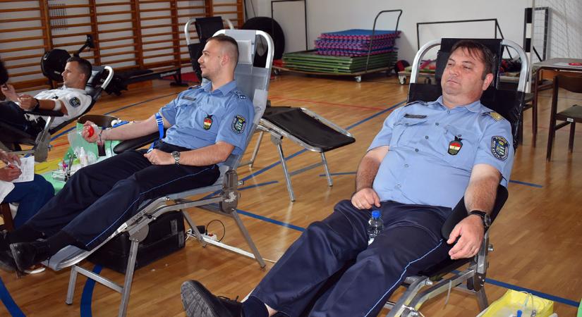 Véradással is példát mutatnak a Békés vármegyei rendőrök