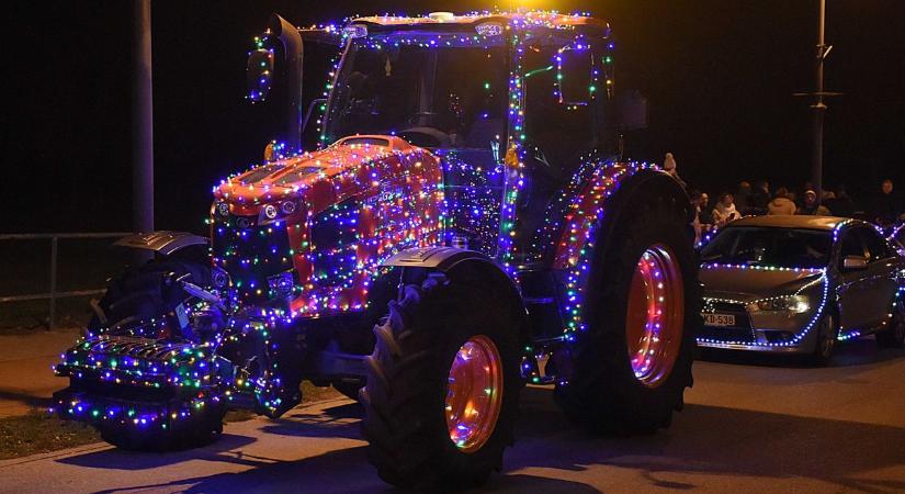 Mindenkit lenyűgözött a városon áthaladó színpompás fénykaraván, Grincs sem hagyta ki a parádét