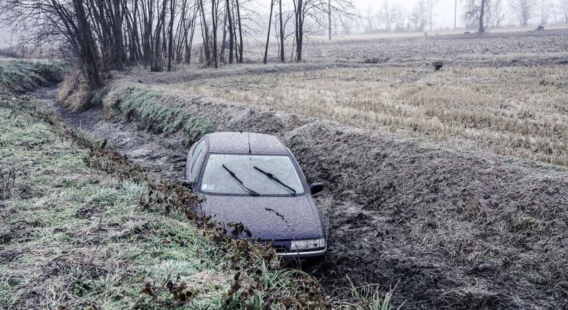 Tűzoltók és mentő a helyszínen: baleset történt Varsádon