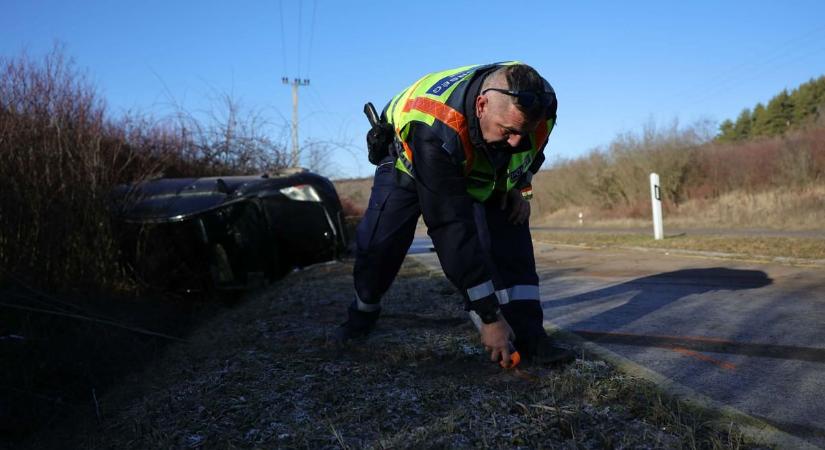 Fotókon és videón az Eger közelében történt baleset - ennyi maradt az árokba csapódott autóból