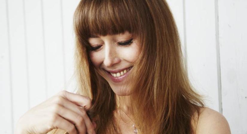 Így formázd a hajad hajcsavaró és hő nélkül – Szokatlan eszköz kell hozzá