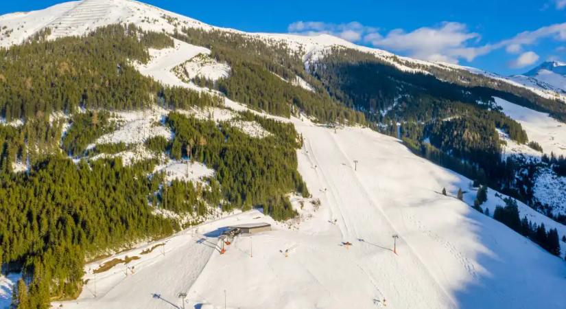 Tragédia Japánban: mozgójárda okozta egy kisfiú halálát