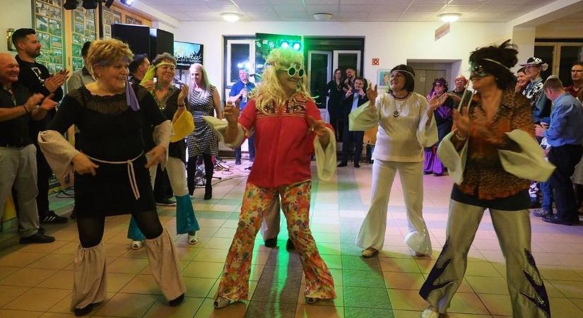 Megsértődsz, ha nem koccintanak veled? - most kiderül, kinek lenne szüksége illemkódexre