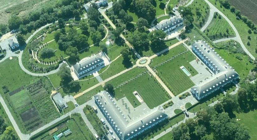 Egymillió forintos hatvanpusztai mosdókagylóról posztolt Hadházy Ákos