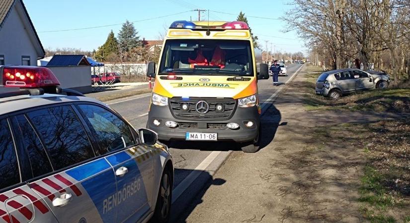 Árokba hajtott egy autó, két ember megsérült a vadkerti balesetben – fotók
