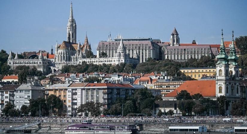 Ömlik a pénz Amerikából Magyarországra szép évet várva, a vert mezőnyben a lengyelek és a románok