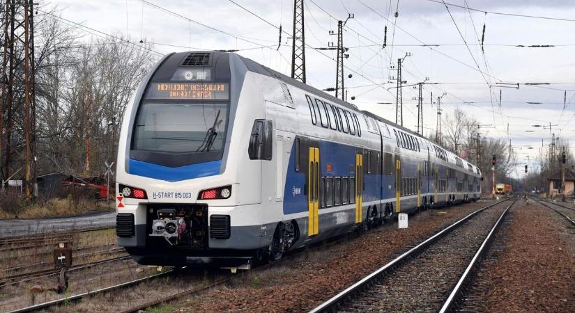 Megnövelt kapacitással, extra vonatokkal és buszokkal készül a MÁV szilveszterre és újévre