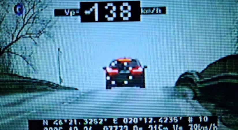 138-cal száguldott át egy autós az algyői hídon, egy másik 106-tal ment