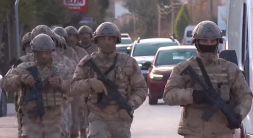 A törökök folytatják a küzdelmet az Iszlám Állam ellen, ismét több mint százan kerültek rendőrkézre