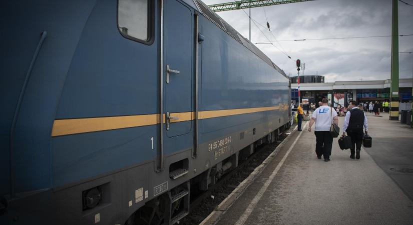 Kisiklott egy mozdony a Déli pályaudvaron kedd reggel