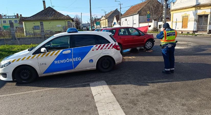 Megállás nélkül hajtott a forgalmas kereszteződésbe, hatan kerültek kórházba az ütközés miatt – fotók, videó