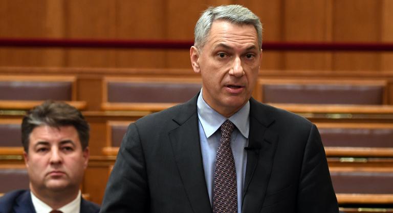 Lázár János háromszáz magyar települést szabadít meg a dübörgő kamionoktól