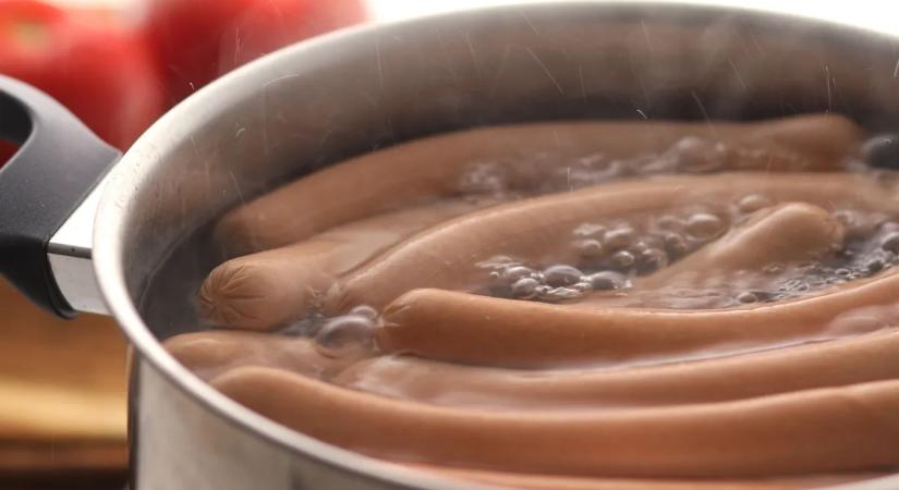 Eláruljuk a titkot: pontosan eddig kell főzni a szilveszteri virslit, hogy tökéletesen roppanós legyen