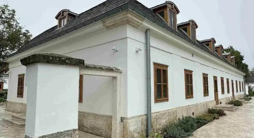 Hadházy Ákos: milliós mosdók a hatvanpusztai vendégszobákban