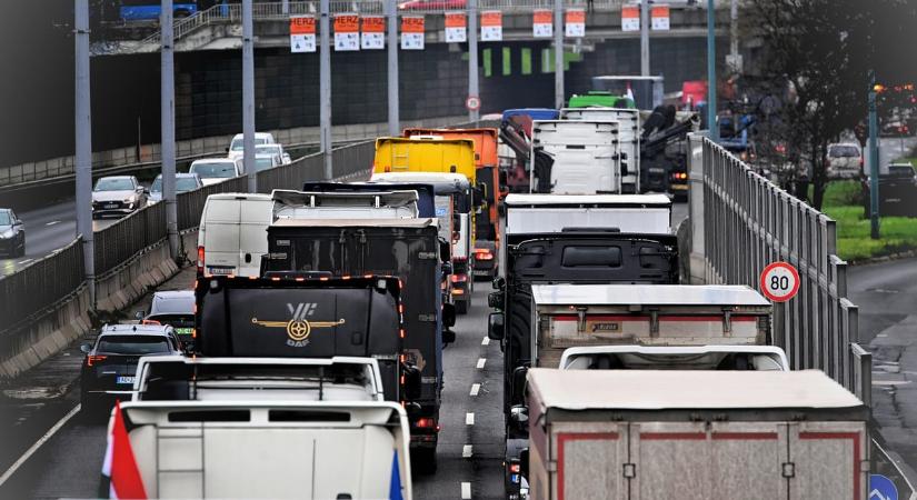 Drasztikus súlykorlátozást is kapnak az útdíjemelés mellé Lázár Jánostól a kamionosok