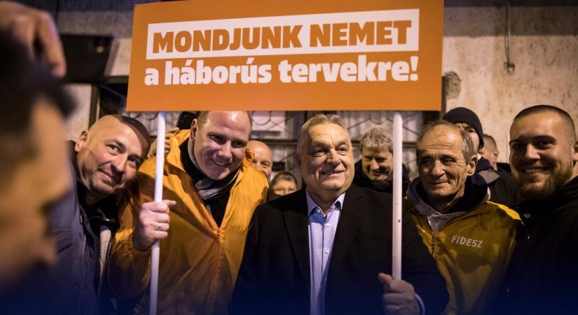 A békealáírás-gyűjtéssel Orbánék beneveztek a Rákosi politikai hasonmásverseny döntőjébe, de mit hoz ez a Fidesznek?