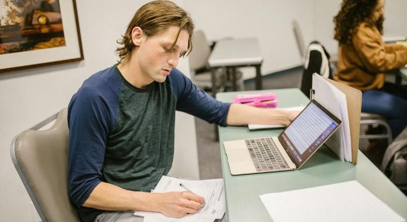 Ösztöndíj lehetőség diákoknak – ezekre a támogatásokra lehet jelentkezni Fehérváron