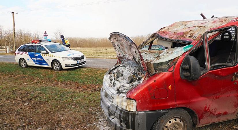 A motortere is izzott, miután megcsúszott és fának ütközött egy kisteherautó kedd reggel – fotókkal