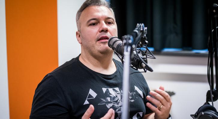 Dombóvári István fotón mutatta meg, milyen kellemetlenül zárja az óévet, de azért egy poént így is elsütött