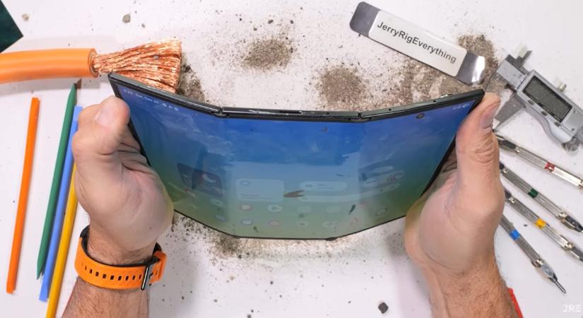 Égették, karcolták, törték: így bírta a strapát a Samsung Galaxy TriFold – videó