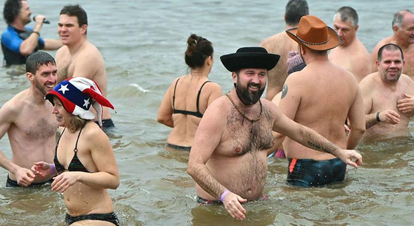 Borzongató dologra gyülekeznek emberek a Tisza-tónál