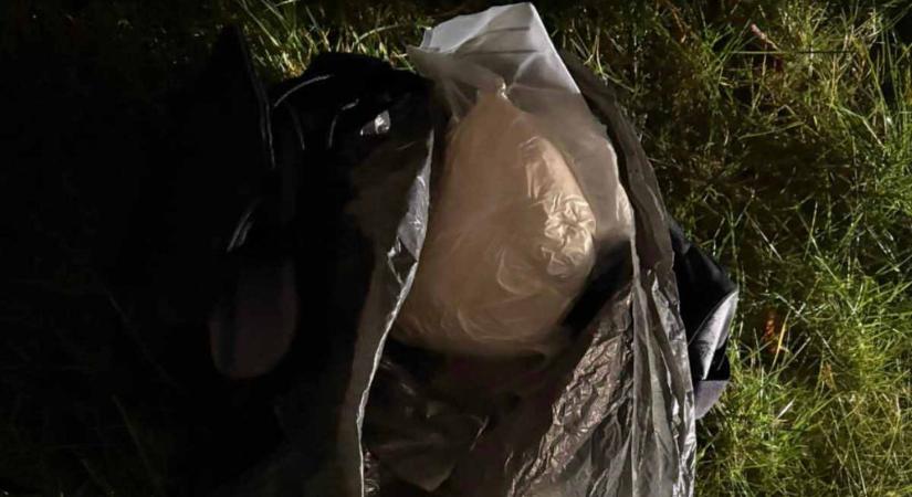 7 kiló drogot dobtak ki az ablakon, így sem úszták meg a rajtaütést