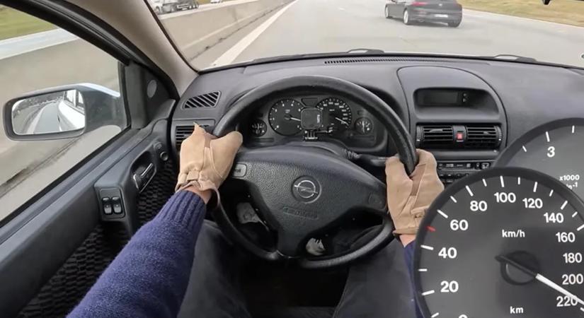 Így takarítja ki a belső sávot egy 21 éves Opel Astra